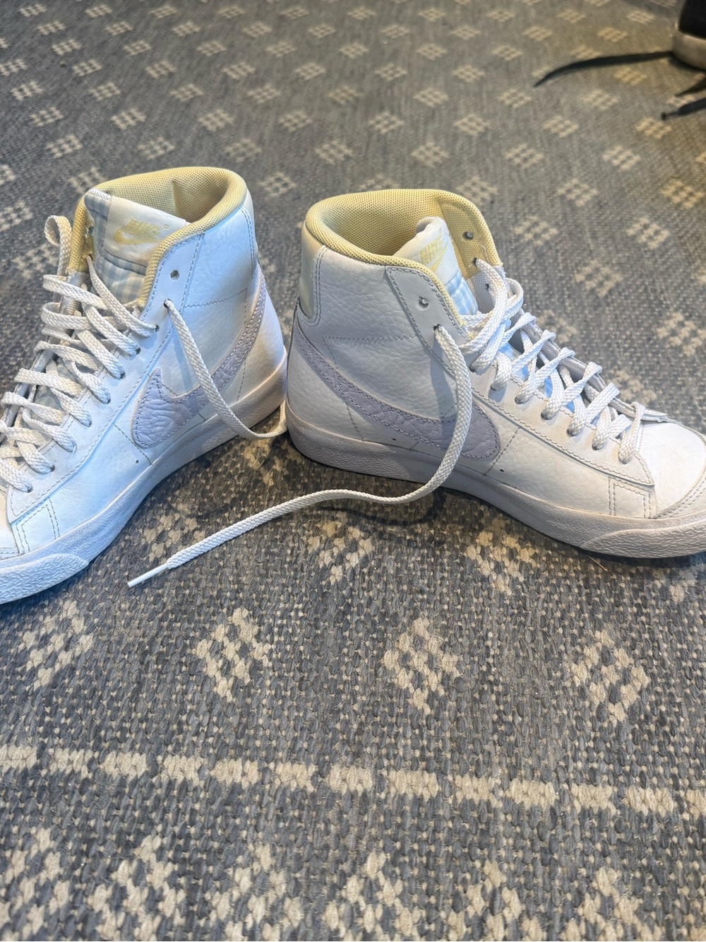 Girls Nike Blazers - Picture 2 of 6